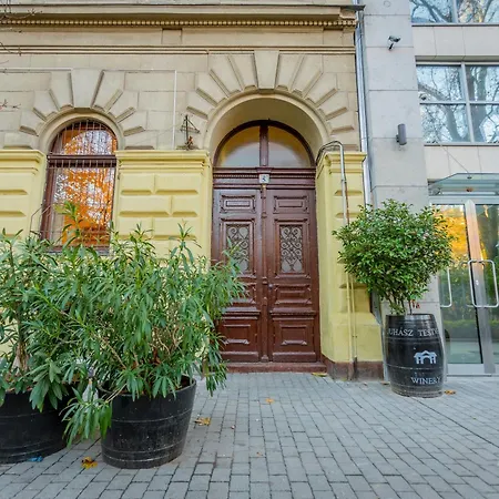 Lovolde Square - Next To Famous Andrassy Avenue 아파트 *